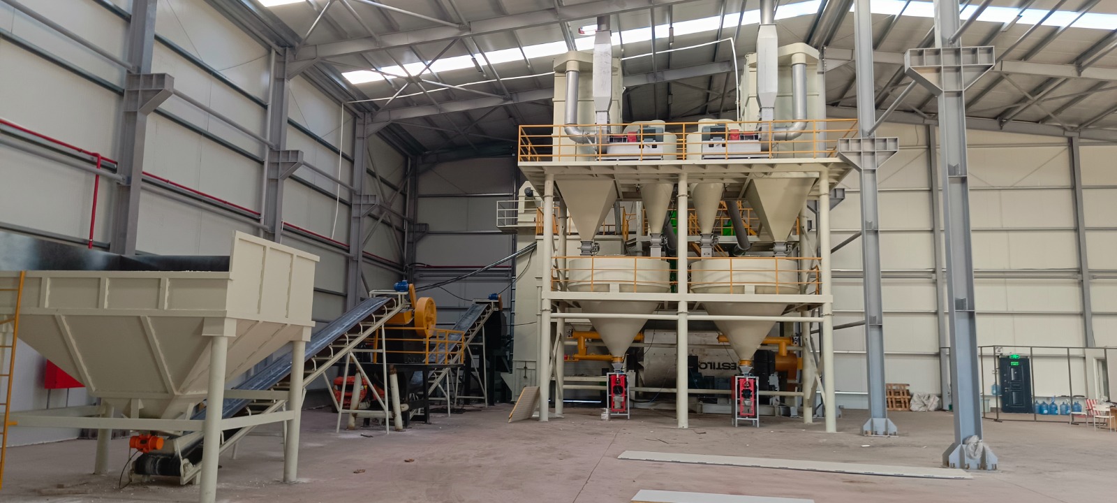 Estilo ekipmanlarının yer aldığı mineral işleme tesisi