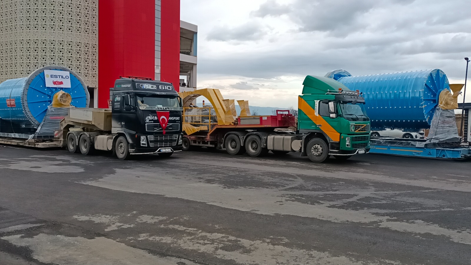 Estilo değirmen gövdelerinin tırlarla sevkiyatı